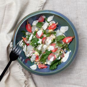 Przepisy na dania z rzodkiewkami – ceviche z dorsza z ostrym sosem i piklami z rzodkiewki (fot. Paulina Czyżewska)