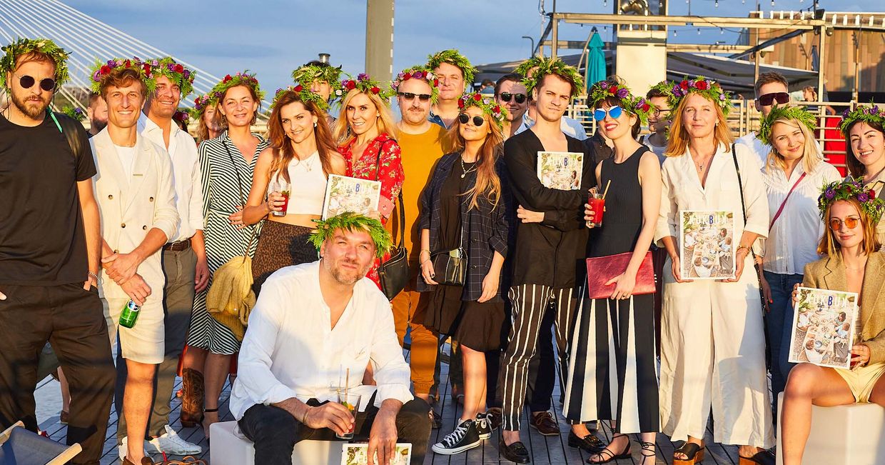 Goście na pokładzie barki (fot. Maciej Niemojewski)