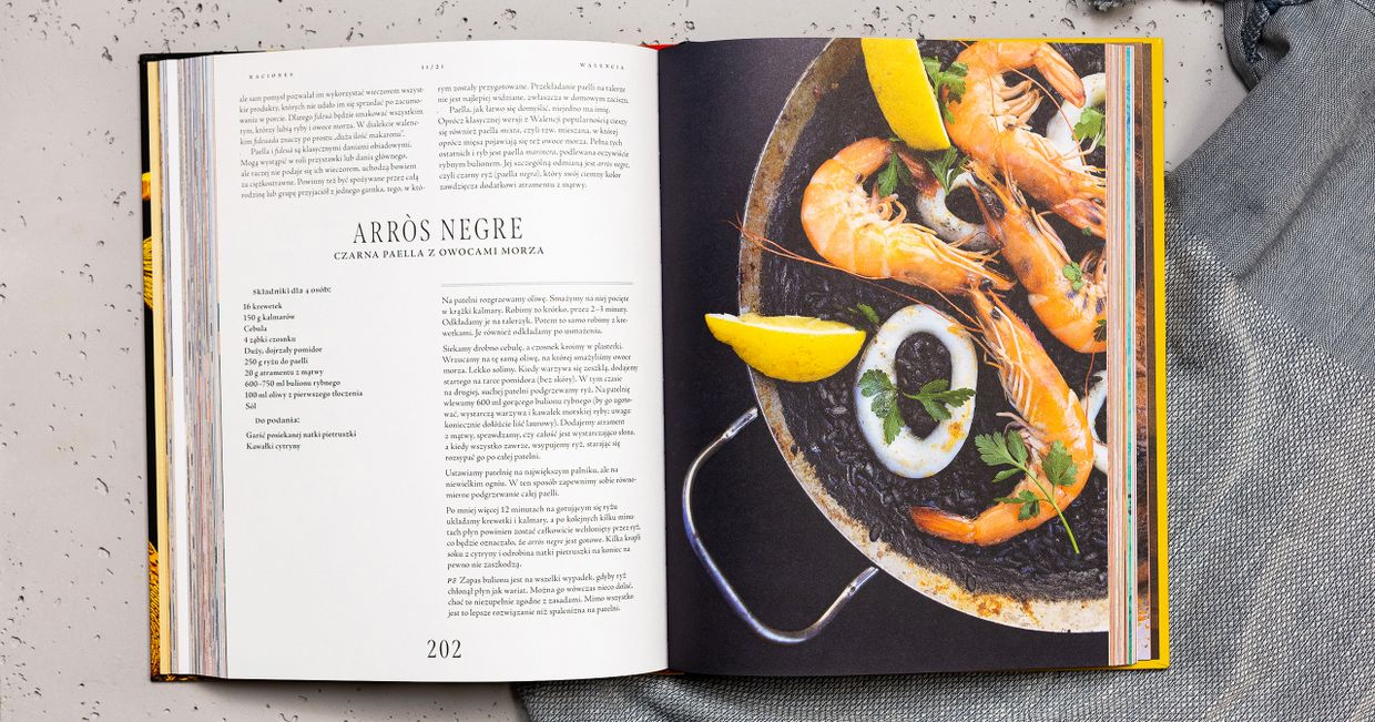 Przepis na czarną paellę z owocami morza z książki "Hiszpania do zjedzenia" Bartka Kieżuna (wyd. Buchmann)