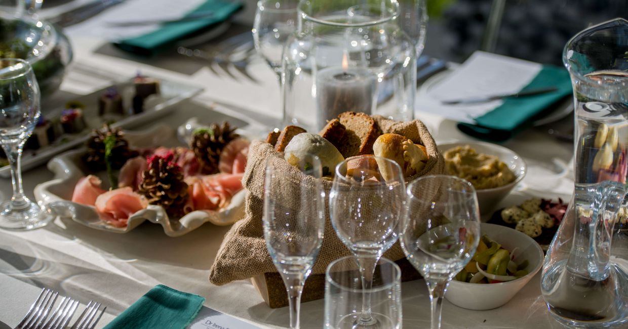 Stół z regionalnym jedzeniem, kieliszki, karafki