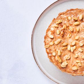 Kremowy sernik na zimno z mascarpone, z białą czekoladą i z solonym karmlem na ciasteczkowym spodzie (fot. Maciej Niemojewski)