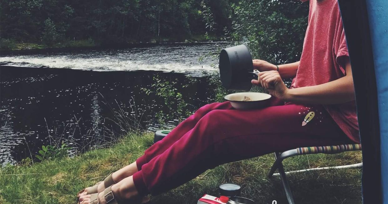 Przygotowywanie owsianki na campingu w lesie (fot. Kasia Stadejek)