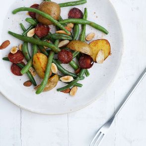 zielona fasolka szparagowa, chorizo, migdały i ziemniaki - przepis na sałatkę