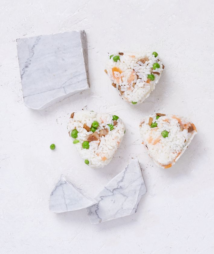 Onigiri z grzybami, łososiem i groszkiem