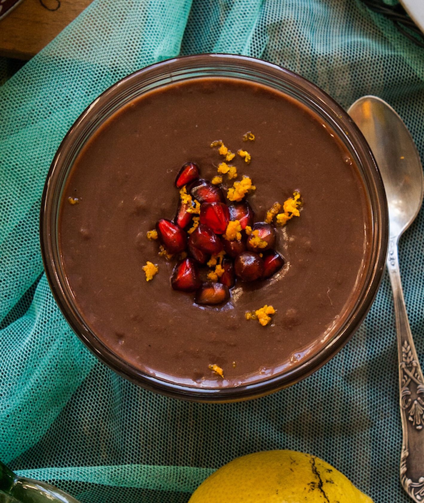Pyszny i zdrowy wegański budyń czekoladowy. Budyń czekoladowy z fasoli z kardamonem (fot. Alicja Rokicka / Wegan Nerd)