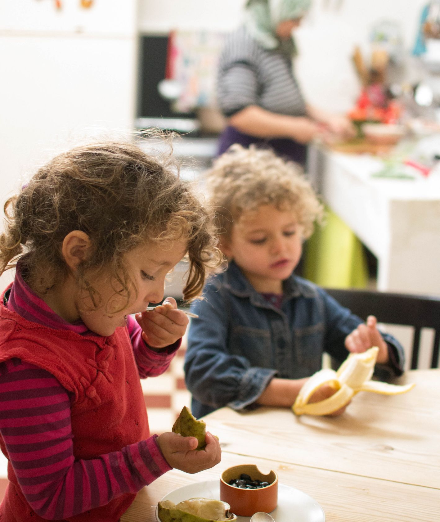 Dzieci jedzące owoce (fot. Angela Mulligan / unsplash.com)