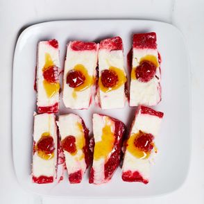 Domowe lody jogurtowe z malinami (fot. Maciek Niemojewski)