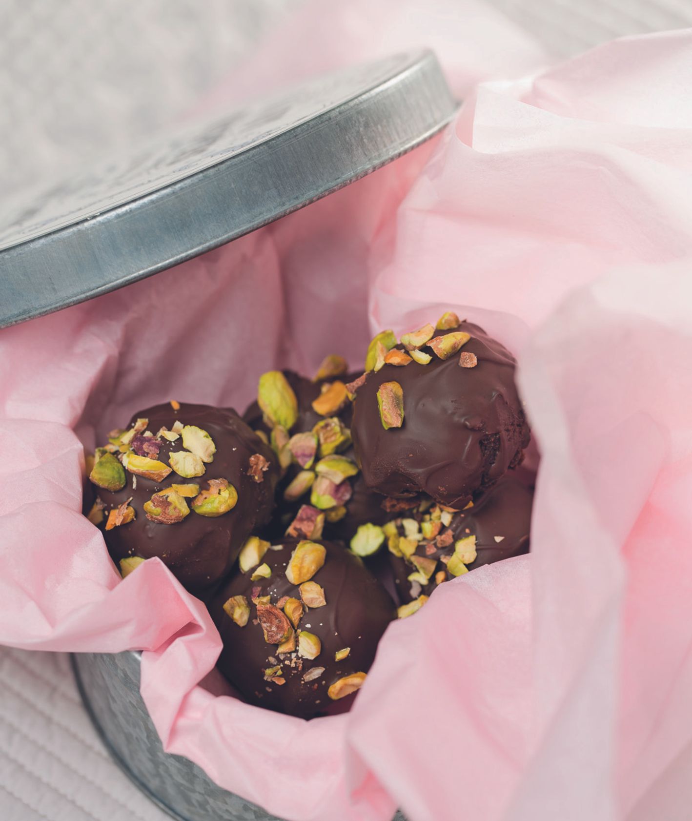 Czekoladowe kulki z masy sernikowej w polewie czekoladowej z pistacjami, przepis Zosia Bauman-Nykowska
