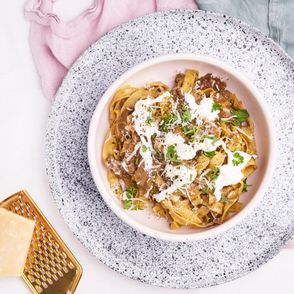 Porcja makaronu z sosem borowikowym i burratą (fot. Jessica Nadziejko)