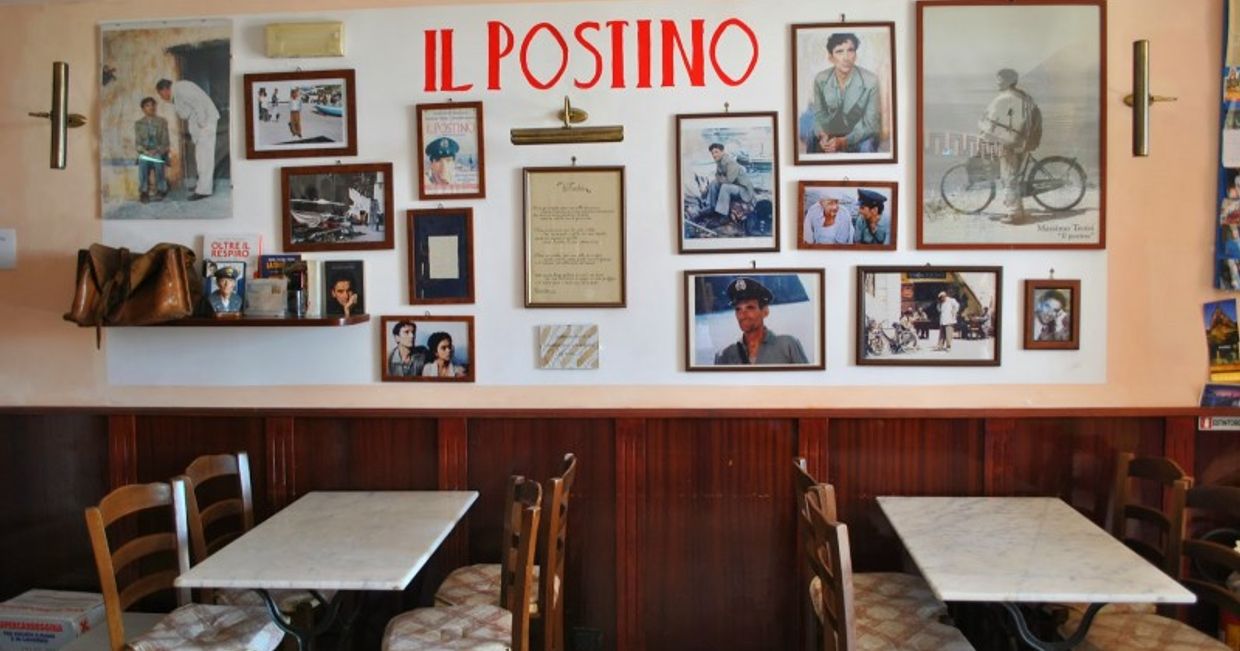 Restauracja w Procidzie, widoczne dwa stoły, wystrój w stylu retro