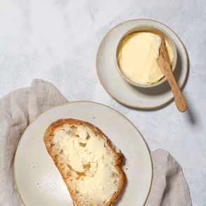 Kromka chleba pszennego z masłem i solą (fot. Maciek Niemojewski)