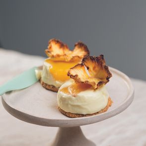 Mini serniczki z mascarpone z musem z mango podane z kwiatami z ananasa, sernik na zimno z mango na ciasteczkach owsianych, przepis Zosia Bauman-Nykowska