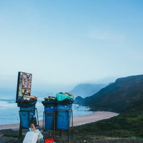 Kosze ze śmieciami przy plaży (fot. Tobias Tullius / unsplash.com)