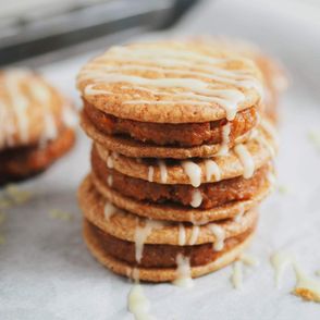 Kruche ciasteczka z białą czekoladą i domową konfiturą pomarańczowo-marchewkową (fot. Aleksandra Jagłowska)