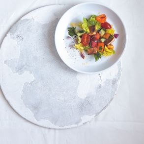 Przepis na prostą sałatkę fattoush. Sprawdź jak przygotować sałatkę z pomidorami, cebulą i sałatą (fot. Jakub Stanek)