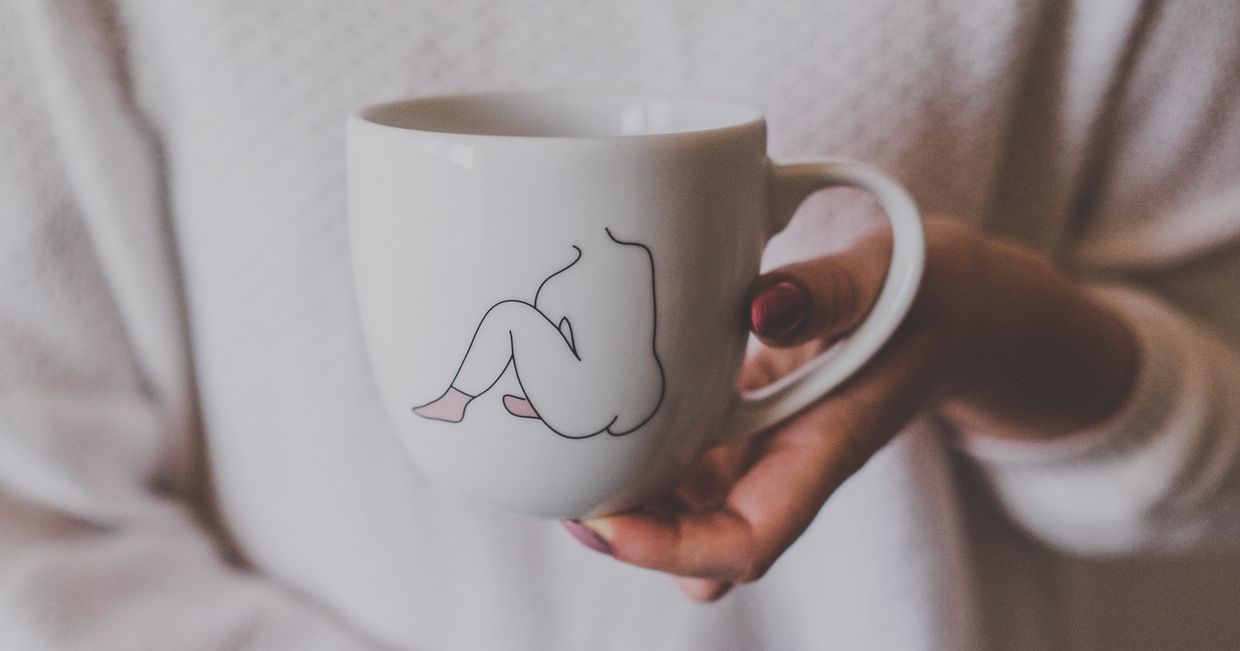 Kubek ceramiczny marki Fusku z grafiką przedstawiającą Wenus w skarpetkach (fot. materiały prasowe)