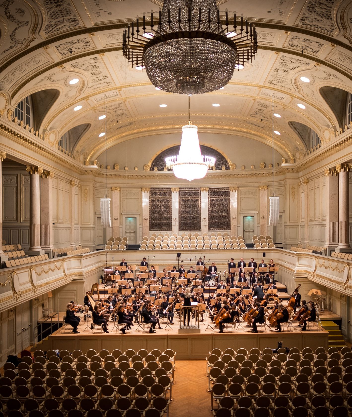 Koncert przy pustej publiczności w filharmonii (fot. Manuel Nageli / unsplash.com)