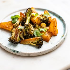 Brokuł z ananasem w sezamie z sosem barbecue i kolendrą (fot.Urszula Kosztyła - Demczuk)