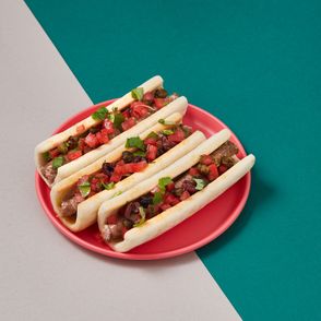 Hot dog śródziemnomorski z kiełbasą merguez, pomidorem i bazylią (fot. Maciek Niemojewski)
