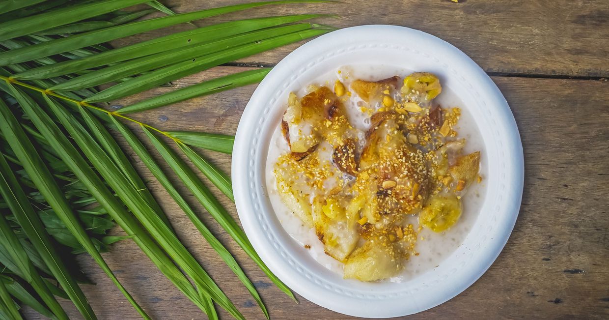 Bananowy sticky rice na talerzu (fot. Bartek Zwiefka)