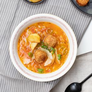 Zupa z pora na odchudzanie. Zupa porowa z pulpetami. Zupa porowa z klopsikami (fot. Paulina Czyżewska)