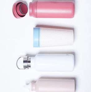 Różne rodzaje pojemników na napoje - zero waste (fot. Niemojewski)