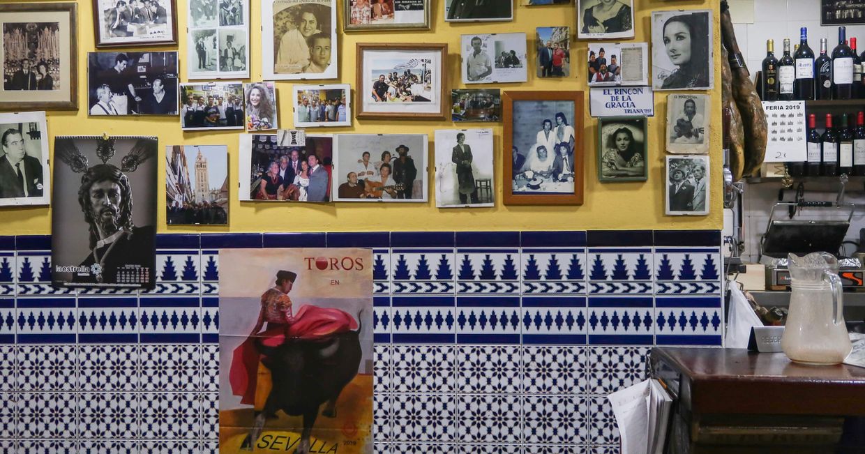 Wnętrze hiszpańskiej restauracji z tradycyjnymi kafelkami (fot. Julia Zabrodzka)