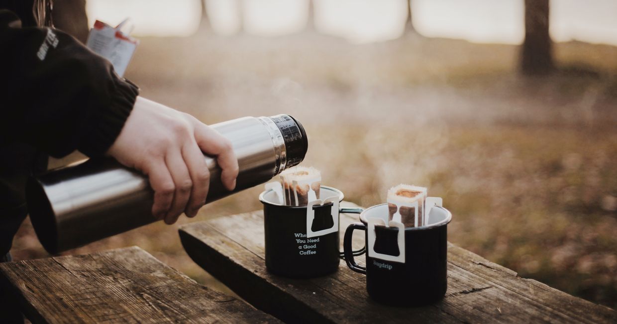 Parzenie kawy z użyciem bagdrip w lesie (fot. Magdalena Adamczuk)