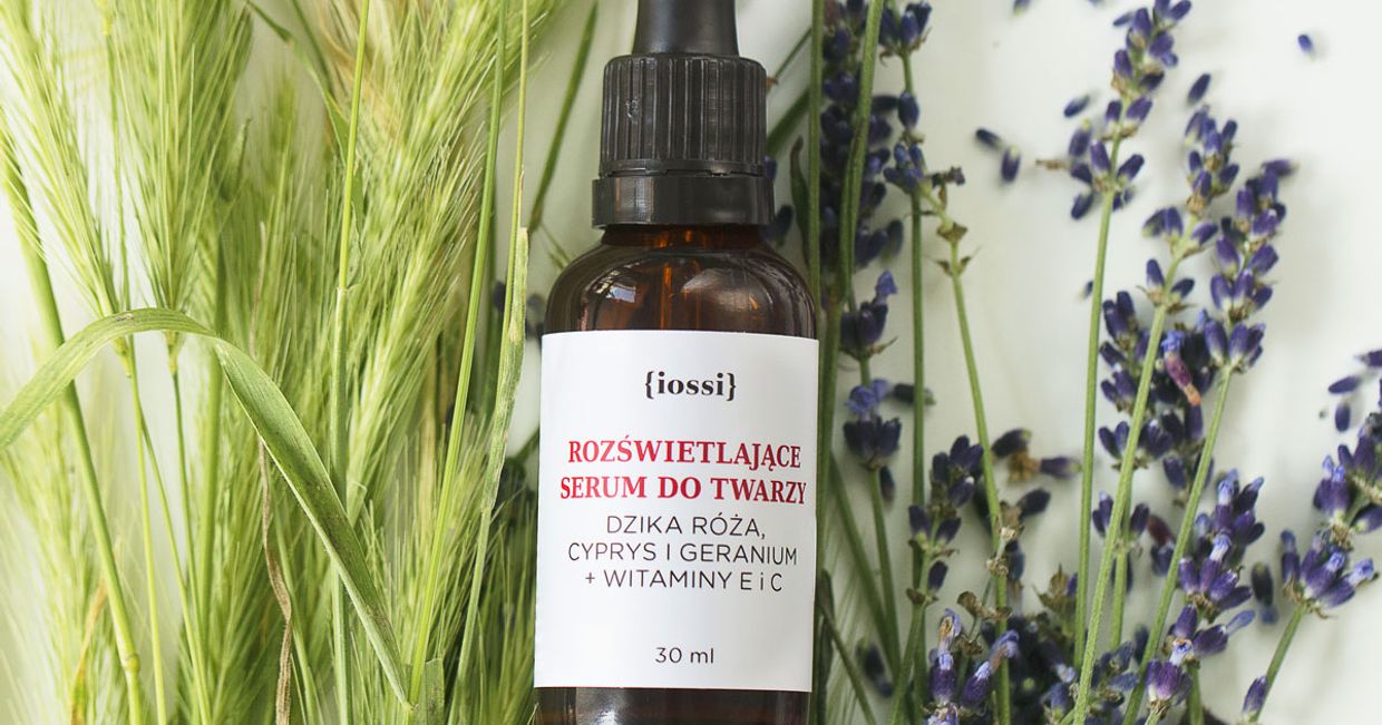 Iossi, serum do twarzy na tle lawendy