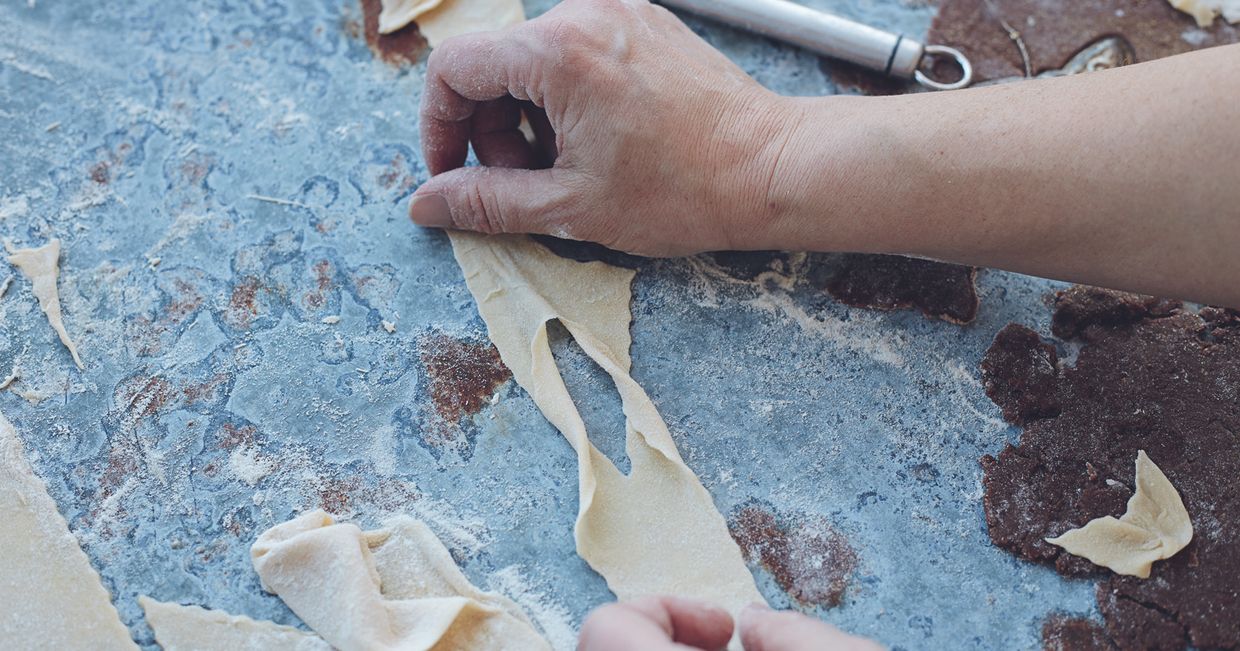 KUKBUK na tropie. Jak zrobić faworki? Formowanie faworków (fot. Jola Skóra)