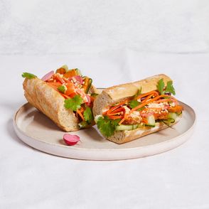 Azjatycka kanapka z marynowanym tofu, piklami warzywnymi i kolendrą (fot. Maciek Niemojewski)