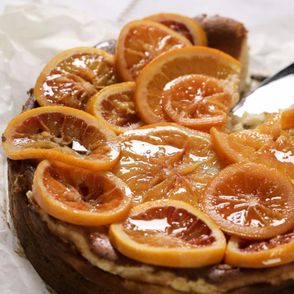 Kremowy sernik z plastrami pmarańczy oblany słodkim syropem pomarańczowym