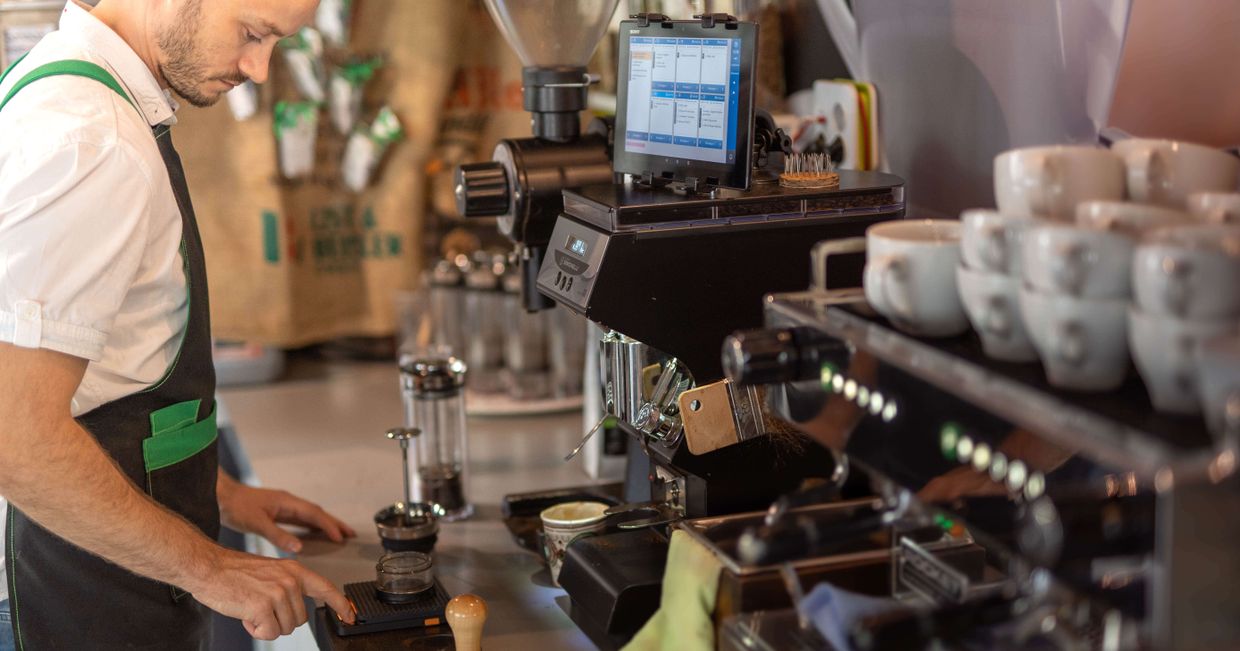 Barista z Kafejeto w Białymstoku (fot. Martyna Cybuch)
