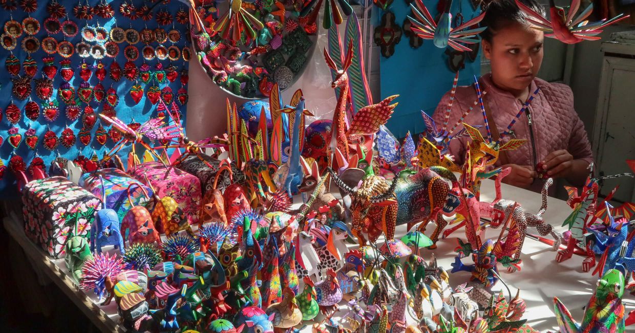 Stoisko z alebrijes – figurkami z drewna malowanymi w bajkowe wzory. (fot. Julia Zabrodzka)