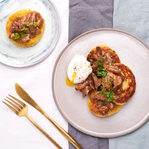 Talerz placków ziemniaczanych z sosem kurkowym i jajkiem w koszulce (fot. Jessica Nadziejko)