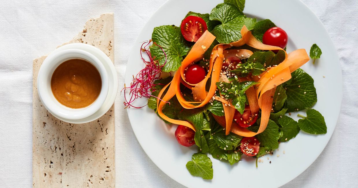 Sałatka z liści wasabi, sos orzechowy, pomidorki, marchewka (fot. Maciej Niemojewski)