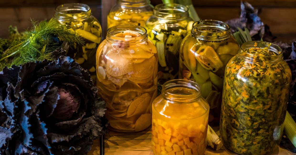 Warzywa marynowane w dużych słoikach