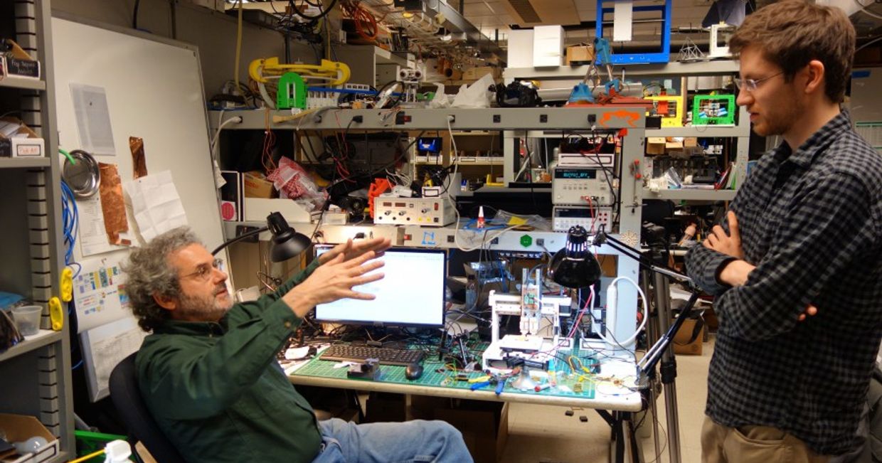 Rozmawiający badacze w Fab Labie (fot. materiały prasowe)