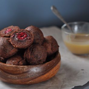 Pączki z kakaem, malinami i miodem (fot. www.muffinezja.pl)