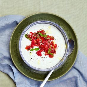 Chłodnik jogurtowy z pomidorową salsą – przepis