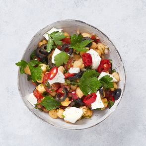 Sałatka po turecku z ciecierzycą, oliwkami i fetą – przepis (fot. Maciek Niemojewski)