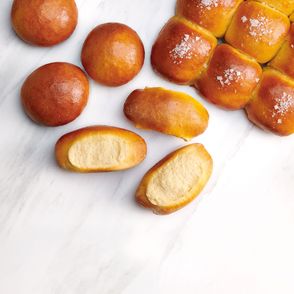 „Kuchnia bezwzględna”, Joshua Weissman – słynne ciasto uniwersalne (fot. Ralph Smith / materiały prasowe)