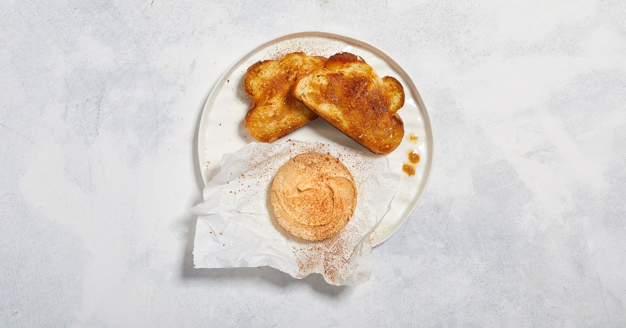 Masło z cynamonem na grzance z chałki (fot. Maciek Niemojewski)