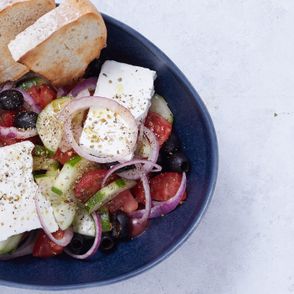 Klasyczna sałatka grecka z fetą, czerwoną cebulą, oliwkami i pomidorami (fot. Marcin Lewandowski)