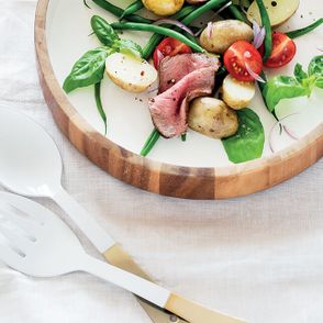 Sałatka z pieczoną wołowiną, młodymi ziemniakami i fasolką szparagową