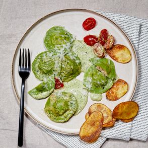 Ravioli szpinakowe z kurczakiem, sosem pesto z pomidorkami i chipsami z topinamburu. Wermut. (fot. Maciek Niemojewski)