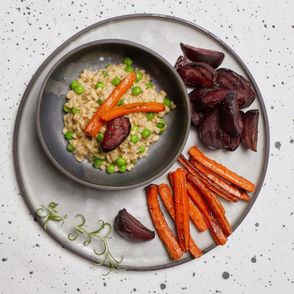 pęczotto z groszkiem, pęczotto z warzywami, kasza pęczak, pieczone warzywa, świeży rozmaryn, pieczone buraki, pieczona marchew, zdrowy obiad, pęczotto, kaszotto