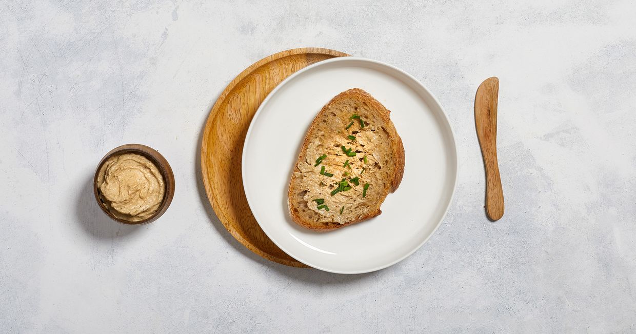 Masło z anchovies na kromce chleba pszennego (fot. Maciek Niemojewski)