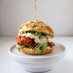 Kalafior w panierce to alternatywa dla burgerów lub kotletów mięsnych, przepis na wegańskiego burgera (fot. Ula Demczuk)