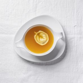 Przepis na wegański barszcz z żółtych buraków. Uszka z kurkami. Uszka z grzybami - PRZEPIS (fot.